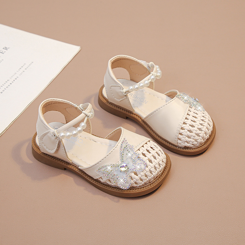 Zapatos de perla huecos para niñas 2026 verano nuevos zapatos de princesa de moda para niños zapatos de bambú de tejer para niñas