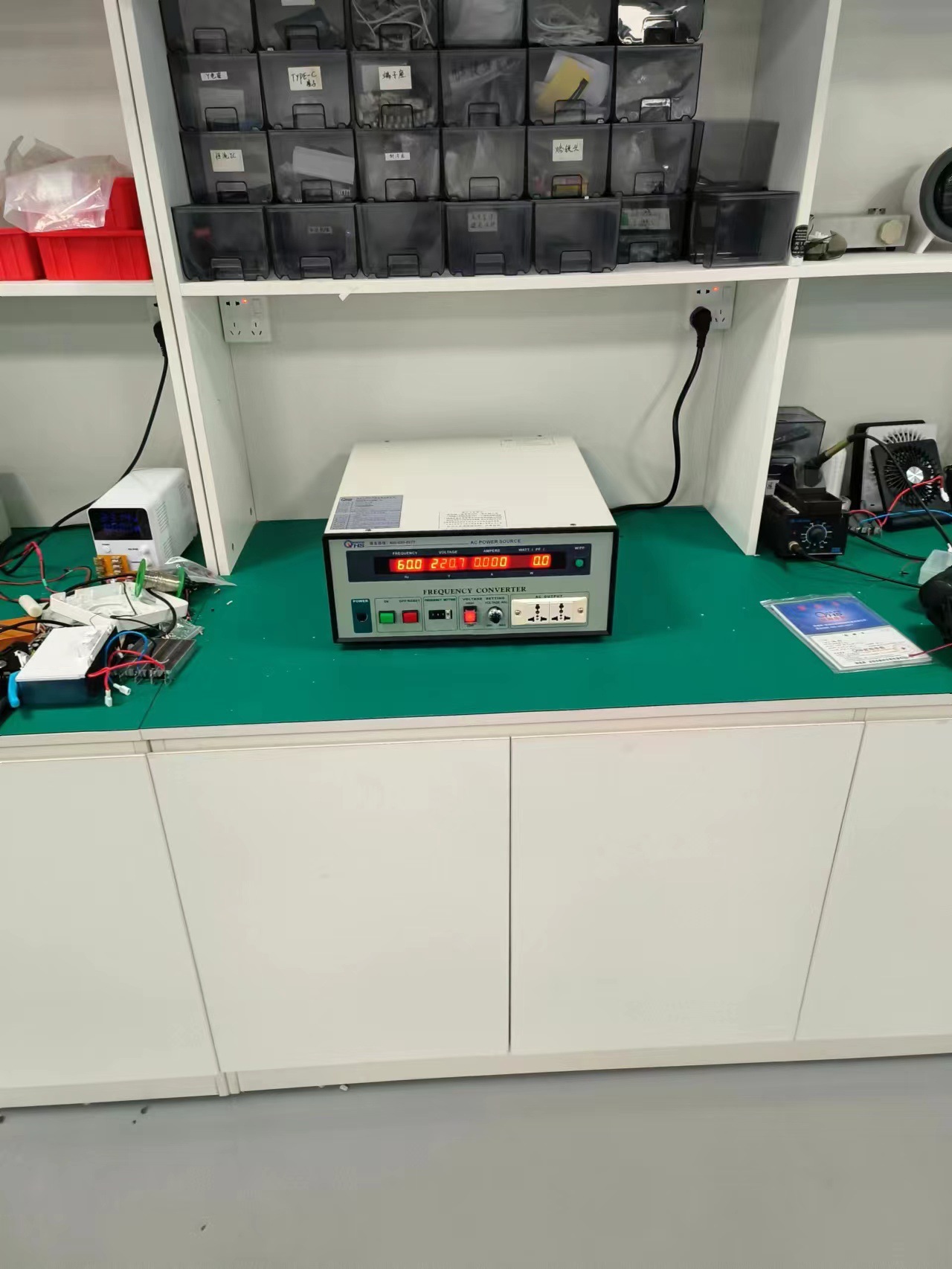 欧阳华斯3KVA变频电源出货深圳，输出120V 60HZ，测试暖风机