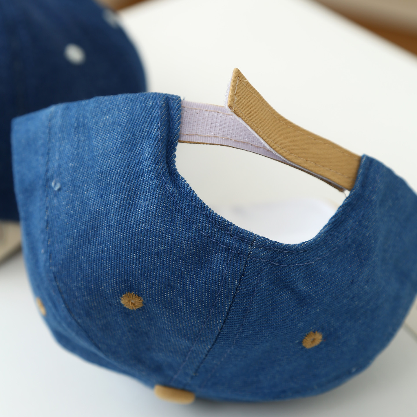 Boné de basebol casual para menino em ganga com urso_voghion.com