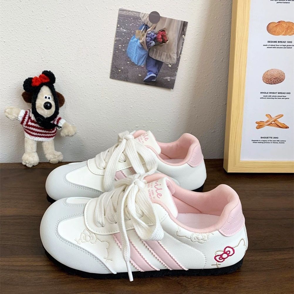 Hermosos KT bordados zapatos blancos para mujeres 2025 verano y otoño nuevos zapatos de entrenamiento alemán plano de moda universal zapatos de skate casuales