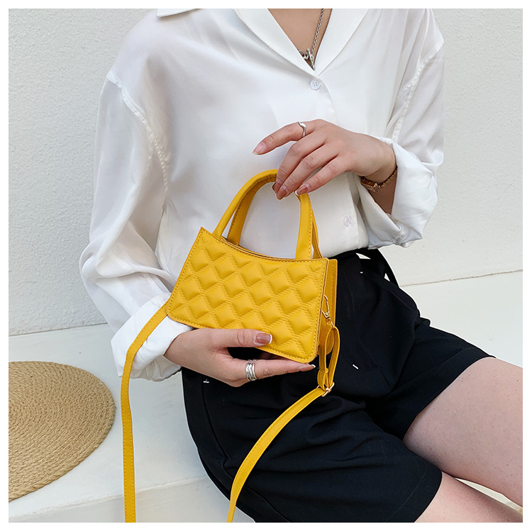 Korean Fashion Rhombus Underarm Shoulder Bag display picture 3