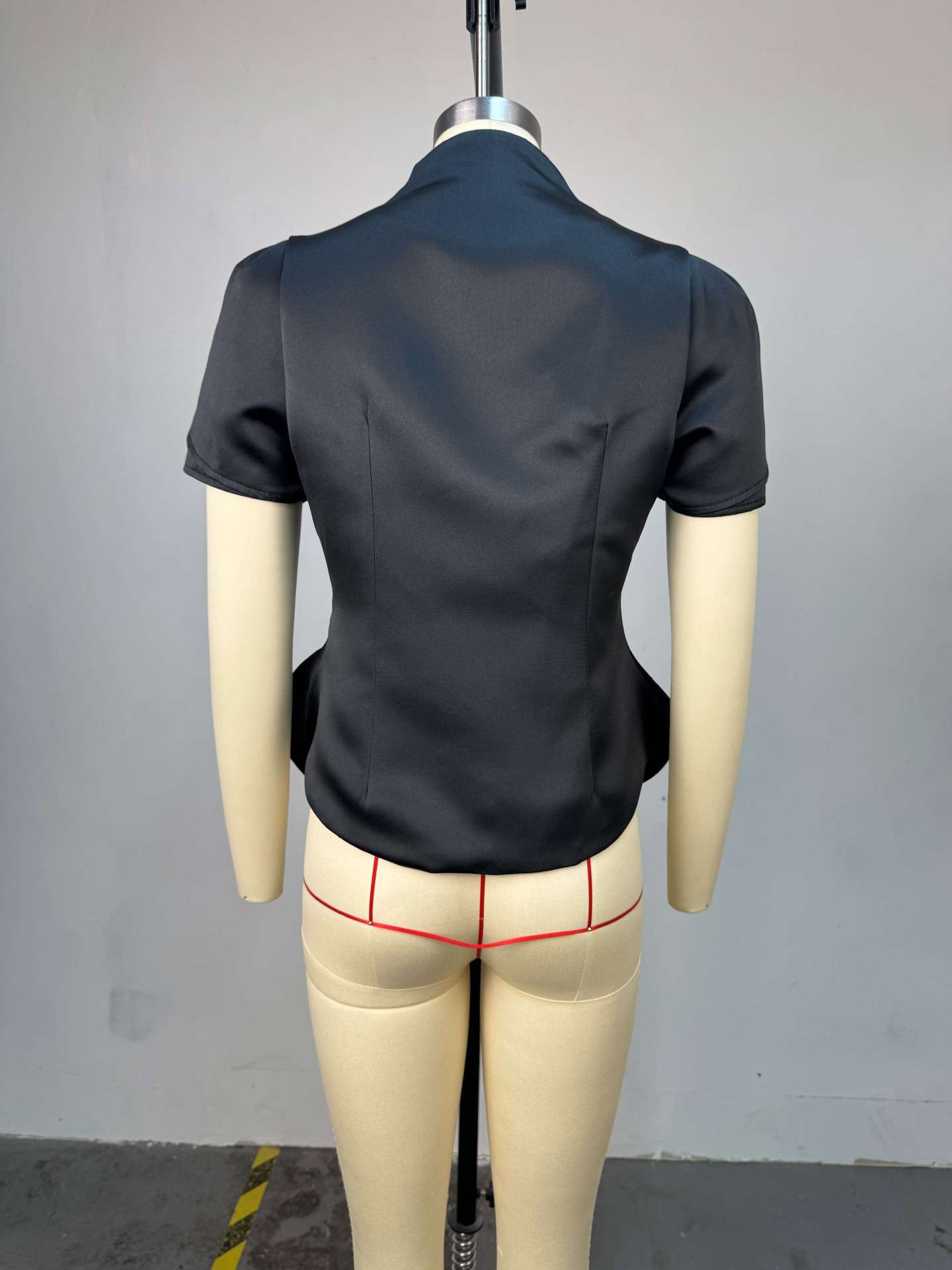 Camicia asimmetrica con bottoni a maniche corte per donna_voghion.com
