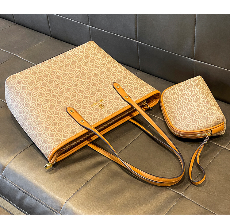 Yeni Sıcak Satış Kadın Çantası Hafif Lüks Kadın Çantası İşe Gidip Geliş Büyük Kapasiteli Moda Tote Çanta Popüler Basit Big Bag2023_voghion.com