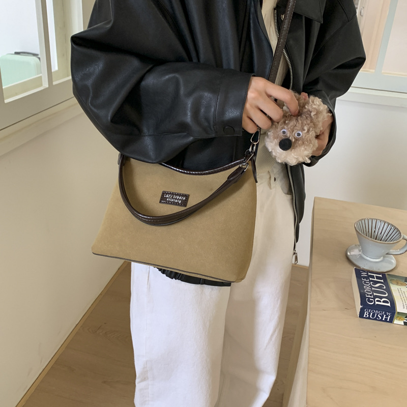 Bolsos de hombro de alta textura para mujeres 2025, otoño y invierno, nuevo tipo de bolso de cubo de hombro coreano, moda de mochila de viaje.