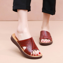 热卖新款牛皮妈妈拖鞋宽松软底舒适中老年妈妈皮凉拖厂家直销批发