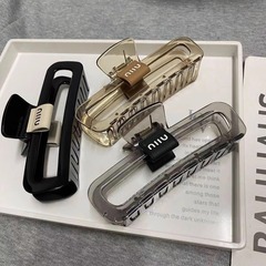 明るい黒の角の髪のクリップ秋冬の新型の大きいサイズのサメのクリップは簡単にカードの後頭部を出します。
