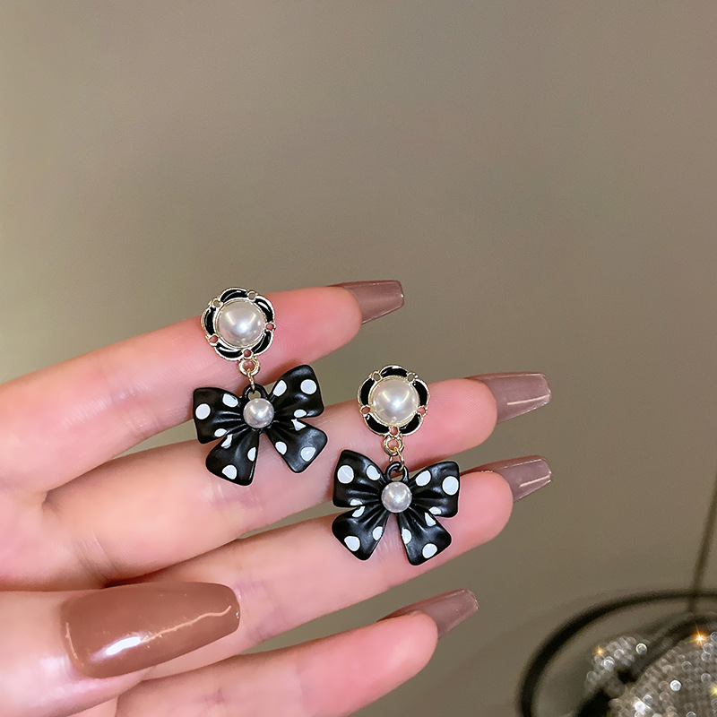 2023年新型東大門の小衆のイヤリングの波点の秋冬は蝶結びのイヤリングを組み合わせて韓国の高級感の耳飾りになります。