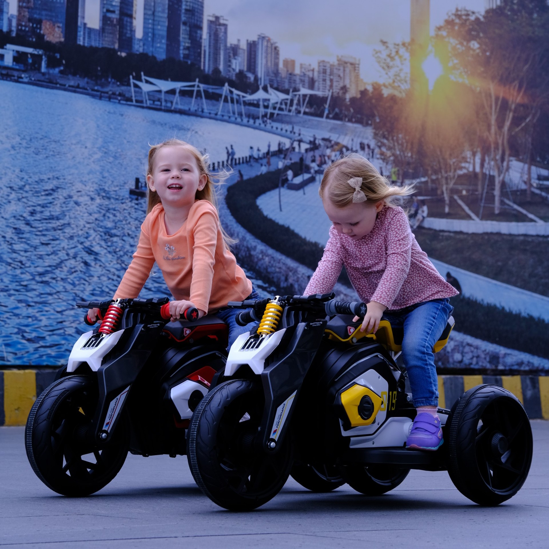 Comercio exterior para niños motocicleta eléctrica niñas y niños triciclo recargable bebé puede montar coche de juguete coche de batería de control remoto