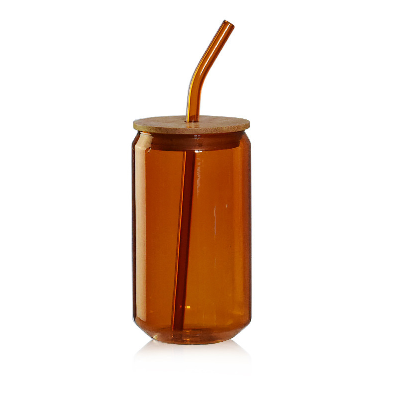 빨대와 앰버 콜라 컵 500ml