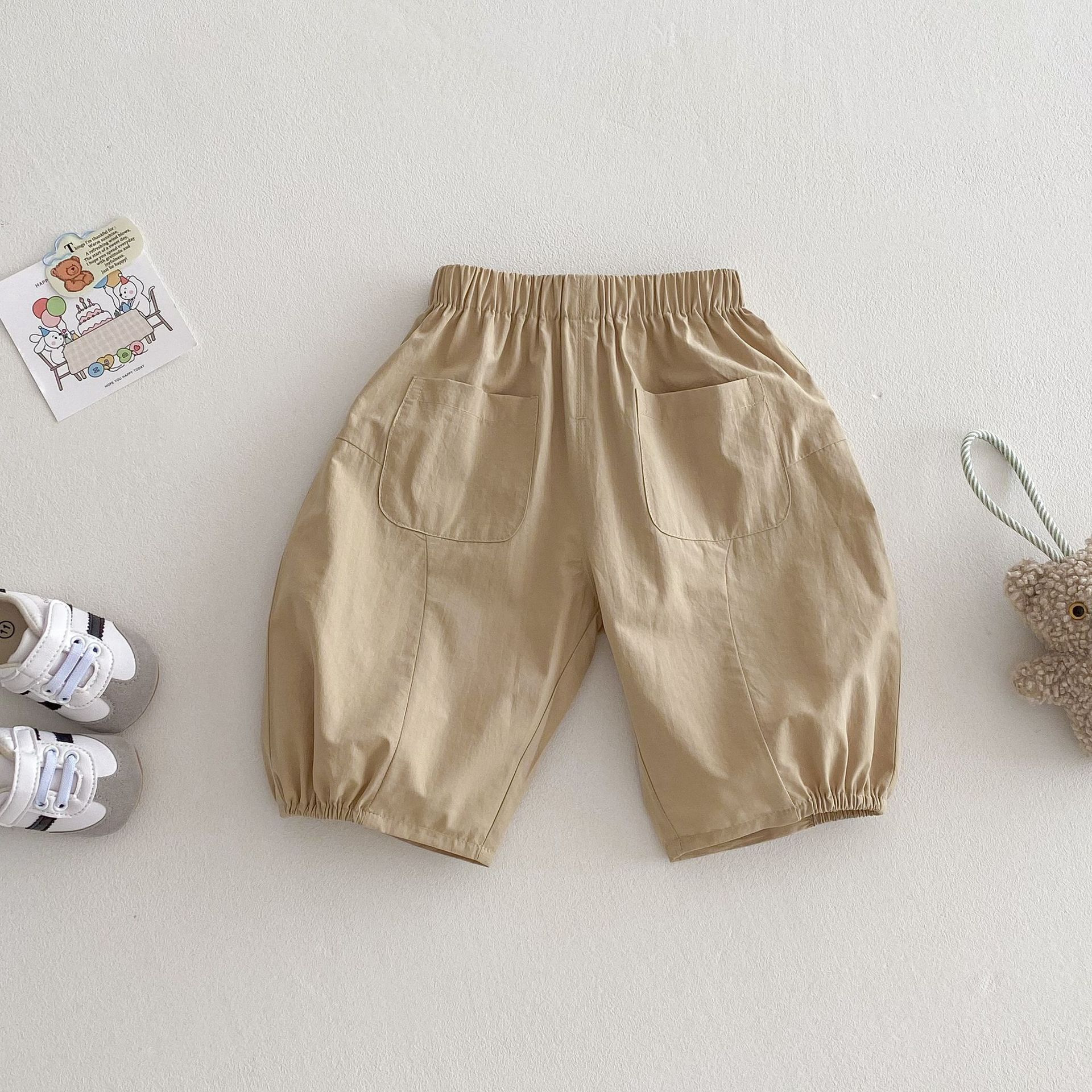 子供の純色の広い足のズボン2025の新型の0-5歳の夏の男の子のシンプルな韓国版のカジュアルなズボンのファッションの赤ちゃんのズボン