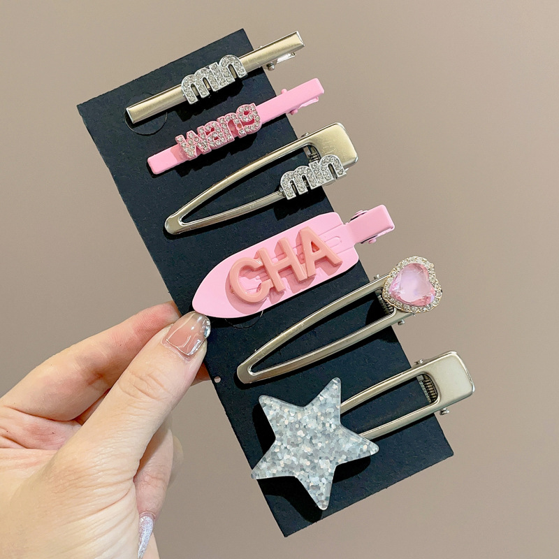 Sweet Cool Metal Hairpin Mujeres 2025 nuevo estilo de alto nivel frente fresa cabello cortado oreja lateral clips adornamiento para el cabello