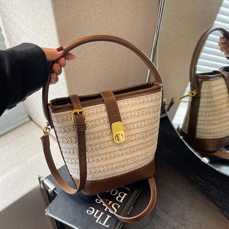 Verano popular bolso de cubo de mano super caliente para mujeres 2025 nuevo estilo de moda simple tejido de alta sensación de hombro mochila