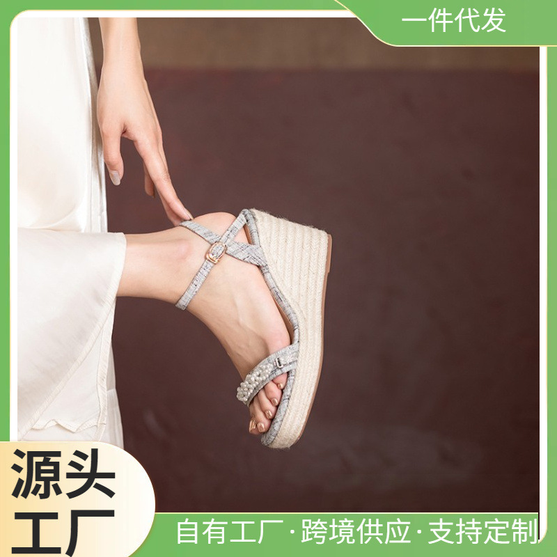 Straw-woven fresh little fragrant style versatile bright ultra-fiber fishmouth sandals Sichuan Chengdu round head European and American orders other Straw-woven fresh little fragrant style versatile bright ultra-fiber fishmouth sandals Sichuan Chengdu round head European and American orders other