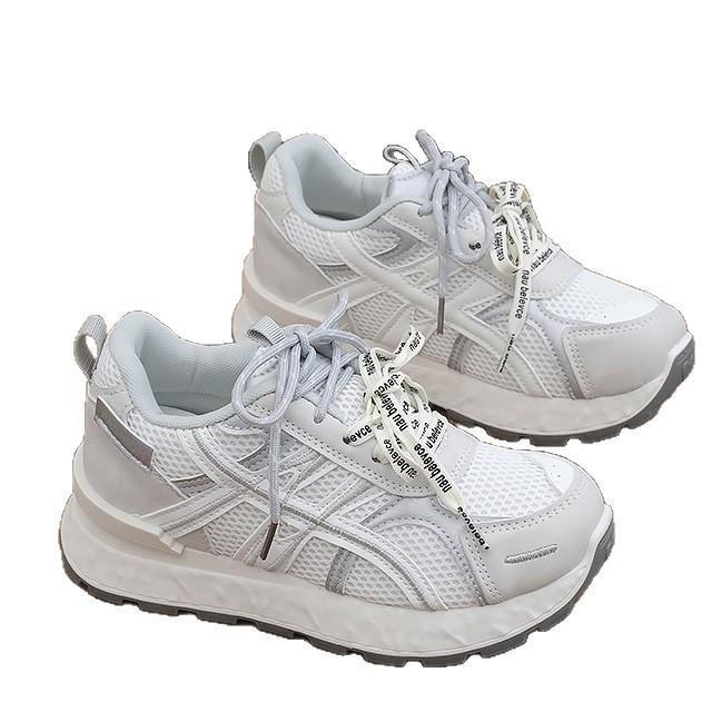 2026 primavera y otoño nuevo hombre pequeño ligero estilo de escuela universal deportes femeninos de suela plana resistente al desgaste aumento de altura zapatos deportivos
