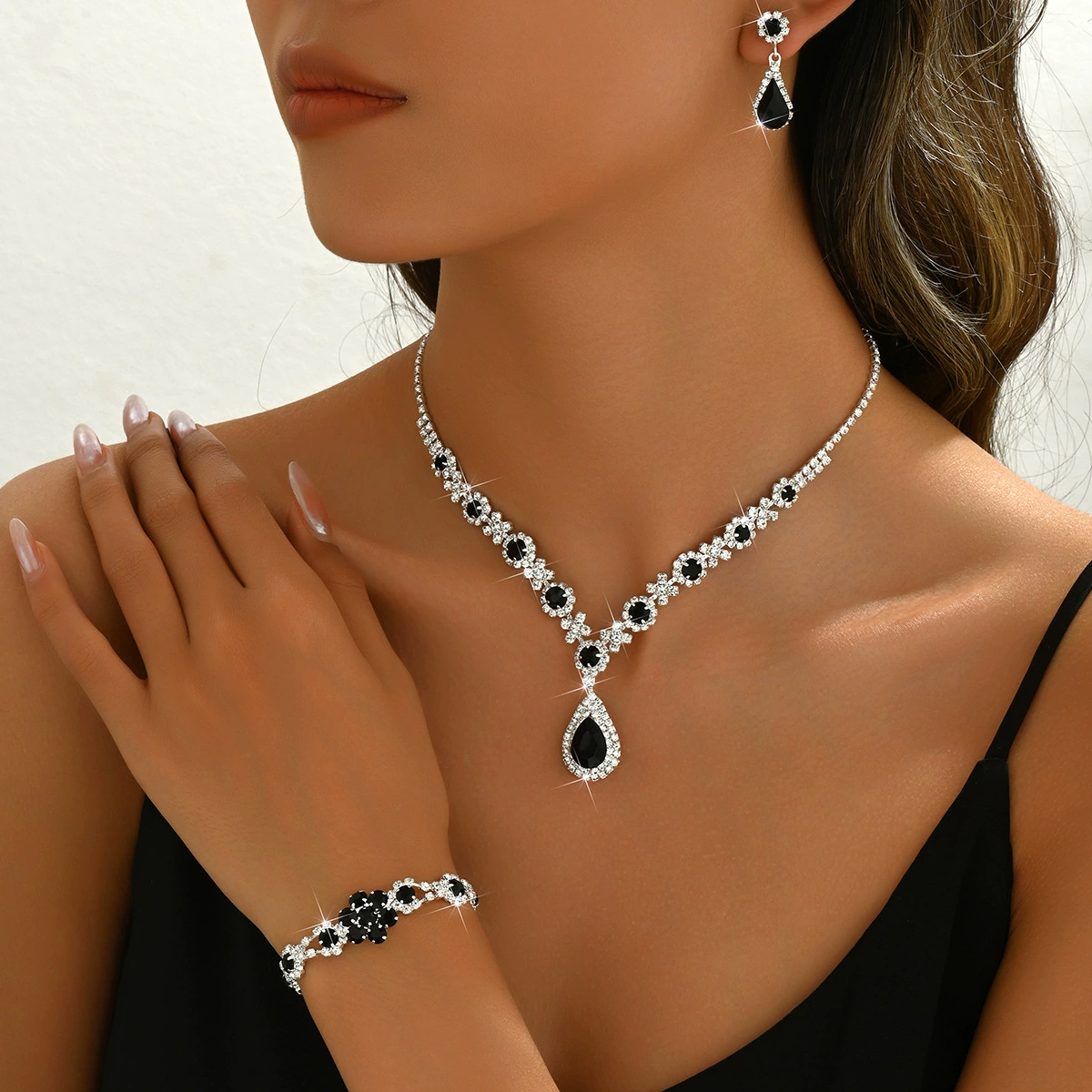 2025 новый стиль женский ювелирный набор ювелирных изделий высокого класса хрустальный драгоценный камень дамы капли воды ожерелье серьги браслет оптом