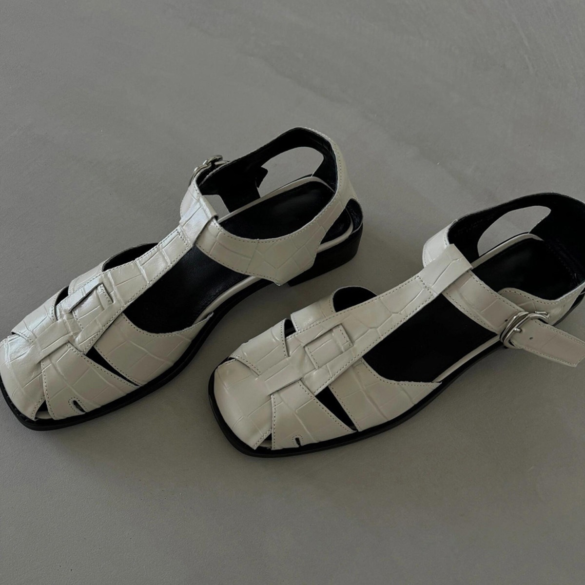 Sandalias Romanas de Tacón Ancho de Piel de Oveja Caladas para Mujer image 3