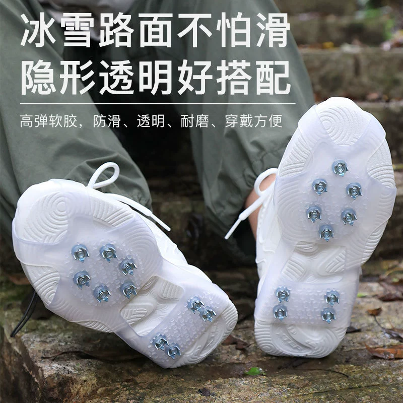 Скользкие бахилы для ледяных коготок на открытом воздухе на снегу на снегу на снегу зимой