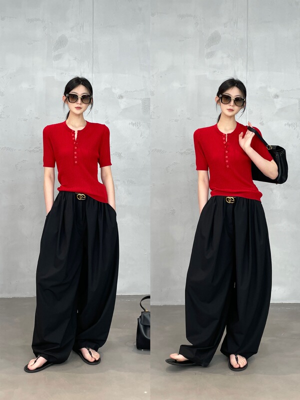 Intellectual Henry Collar Wool and Silk Top with Vertical Ribbed Pattern, Soft and Skin-Friendly Knitwear for Women in Summer