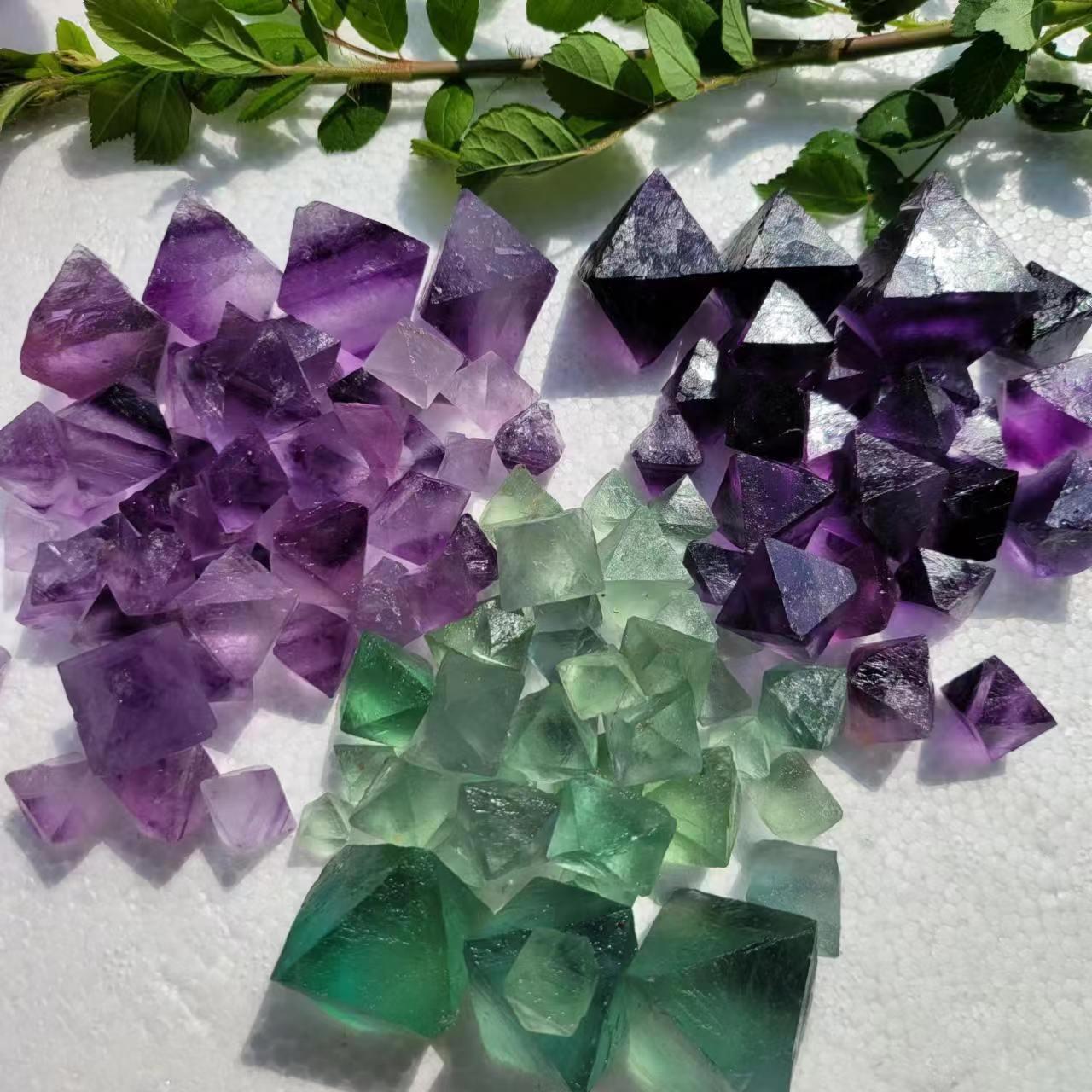水晶石天然紫色蓝色绿色莹石八面体消磁碎石扩香石手工敲原料
