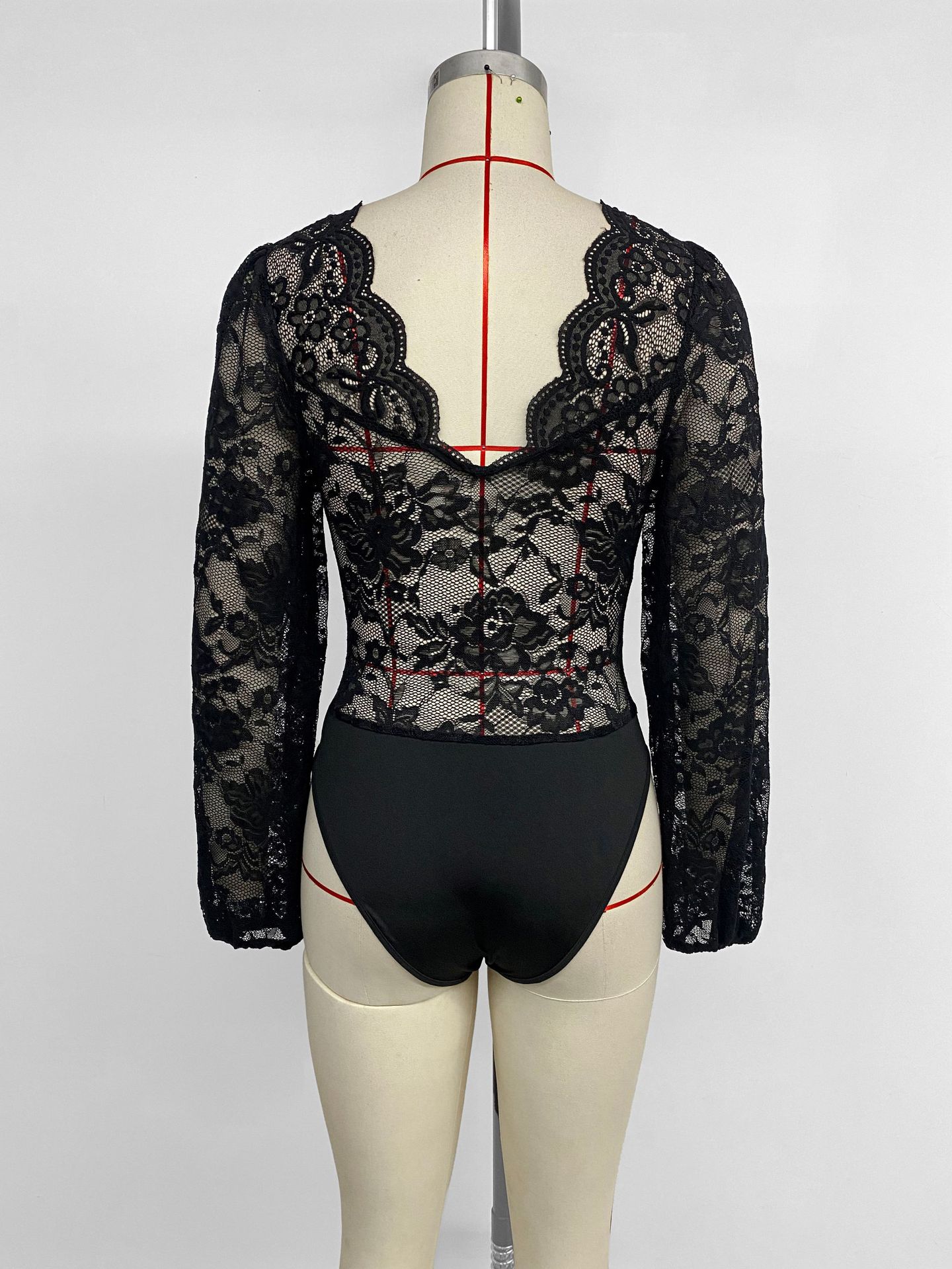 Tuta elegante nera in pizzo a maniche lunghe con inserti in mesh_voghion.com