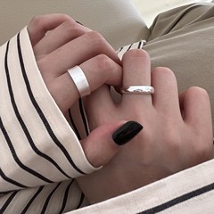 925純銀のシンプルな素顔の指輪の女性ファッションの個性的な潮は生放送します。