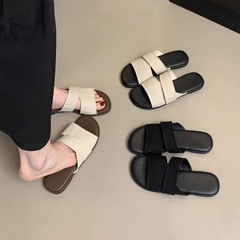 女性の夏のアウターウェア用フラットスリッパ 2025 新しいスタイルのシンプルなカジュアルな怠惰な海辺の休暇スタイルのビーチサンダル