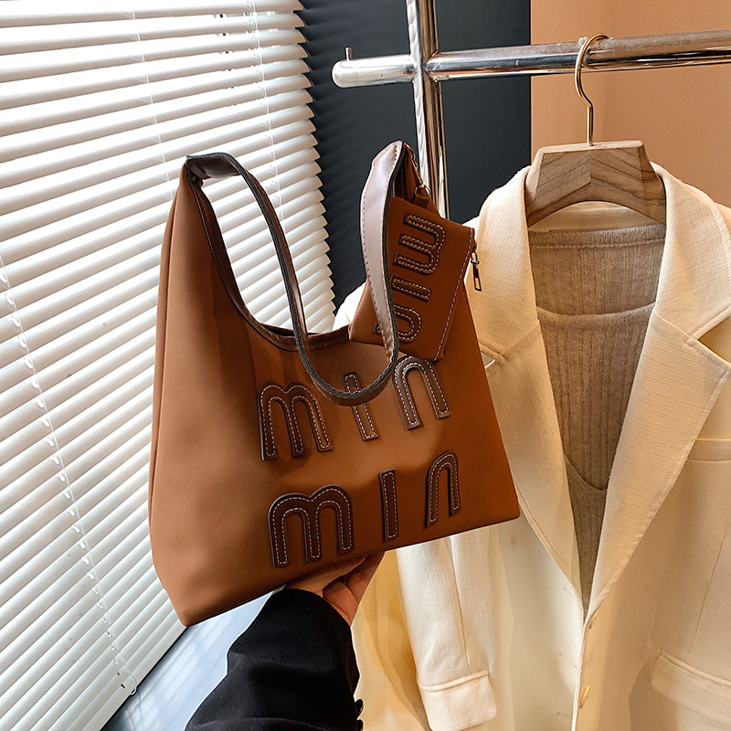 Bolso de moda de invierno de gran capacidad para mujeres 2024, nuevo nicho de diseño, bolso de hombro para estudiantes universitarios