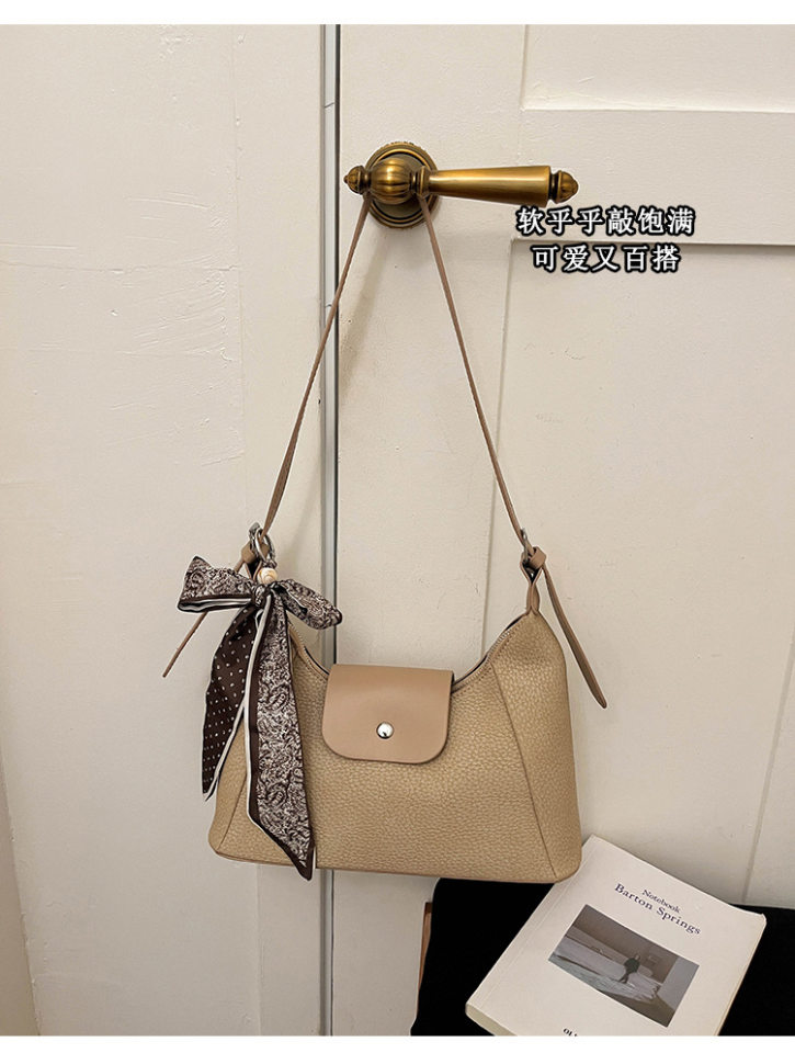 Túi xách tay nữ dáng sủi cảo cỡ lớn đeo vai/nách chất liệu PU mềm — Bùn, Màu caramel, Tên, Sâu chi tiết 4