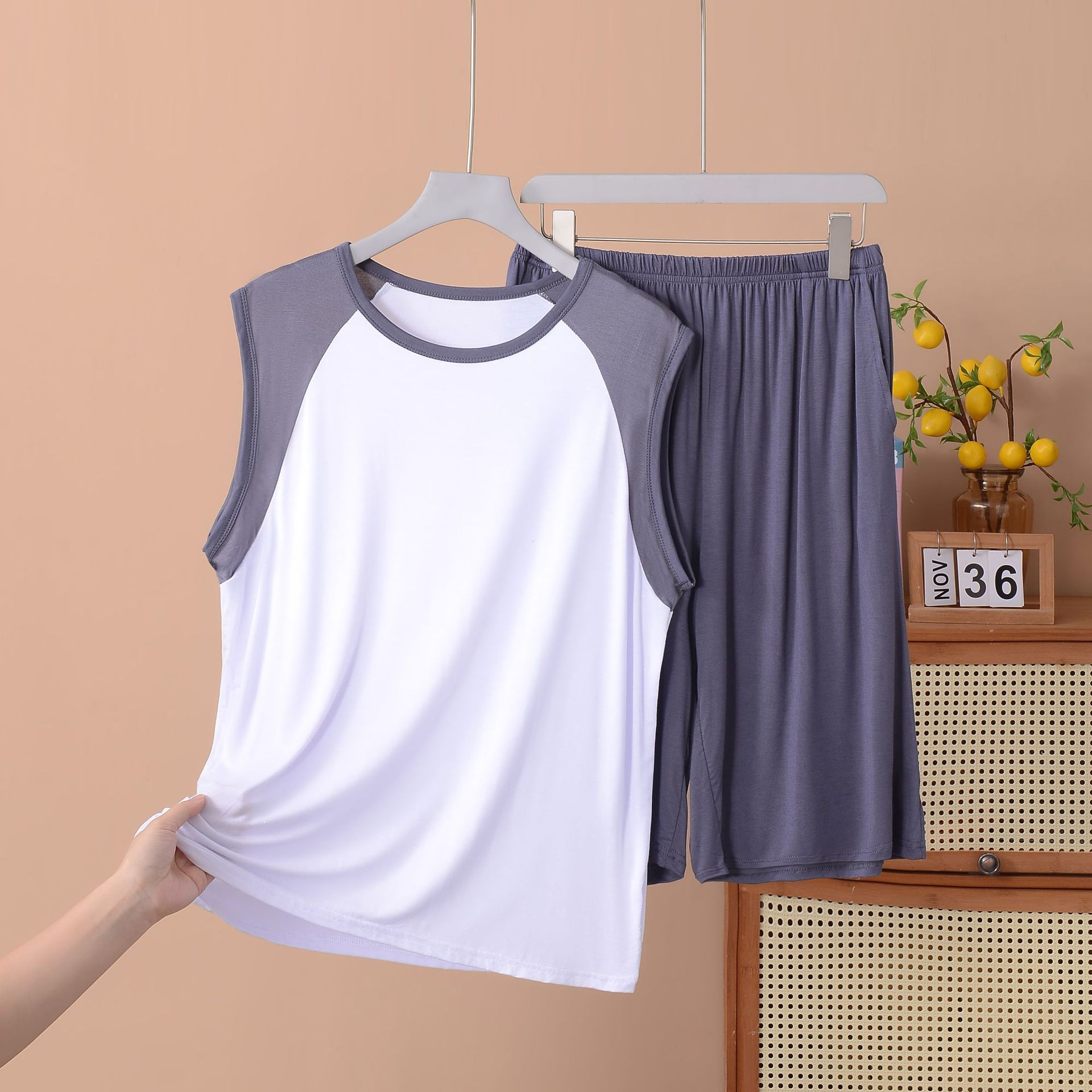 철재가 가미된 흰색