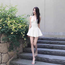 TZ6761白色V领吊带连衣裙女夏季轻奢性感精致高冷辣妹千金短裙子