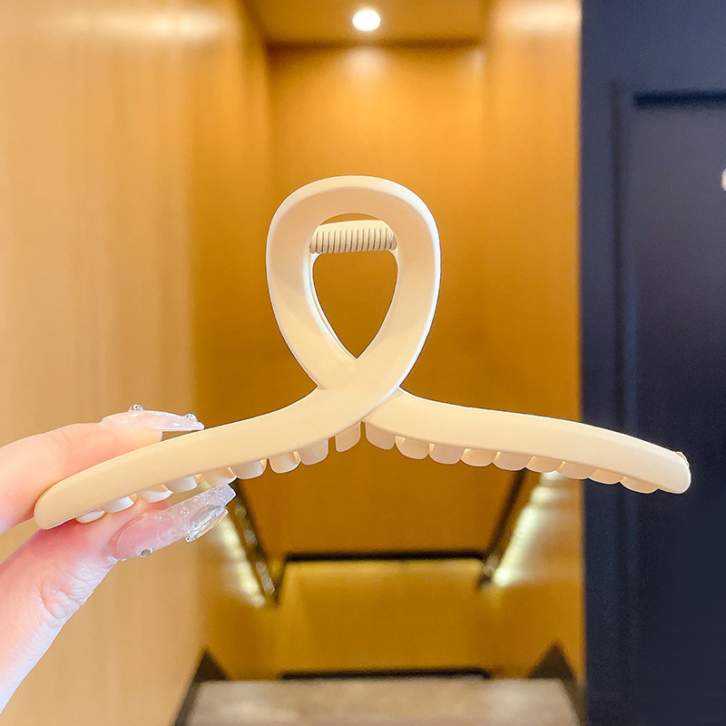 ミルクコーヒー色インスタイル大型サメクリップハイエンドヘアアクセサリー女性のつや消しヘアクリップかわいい卸売|undefined