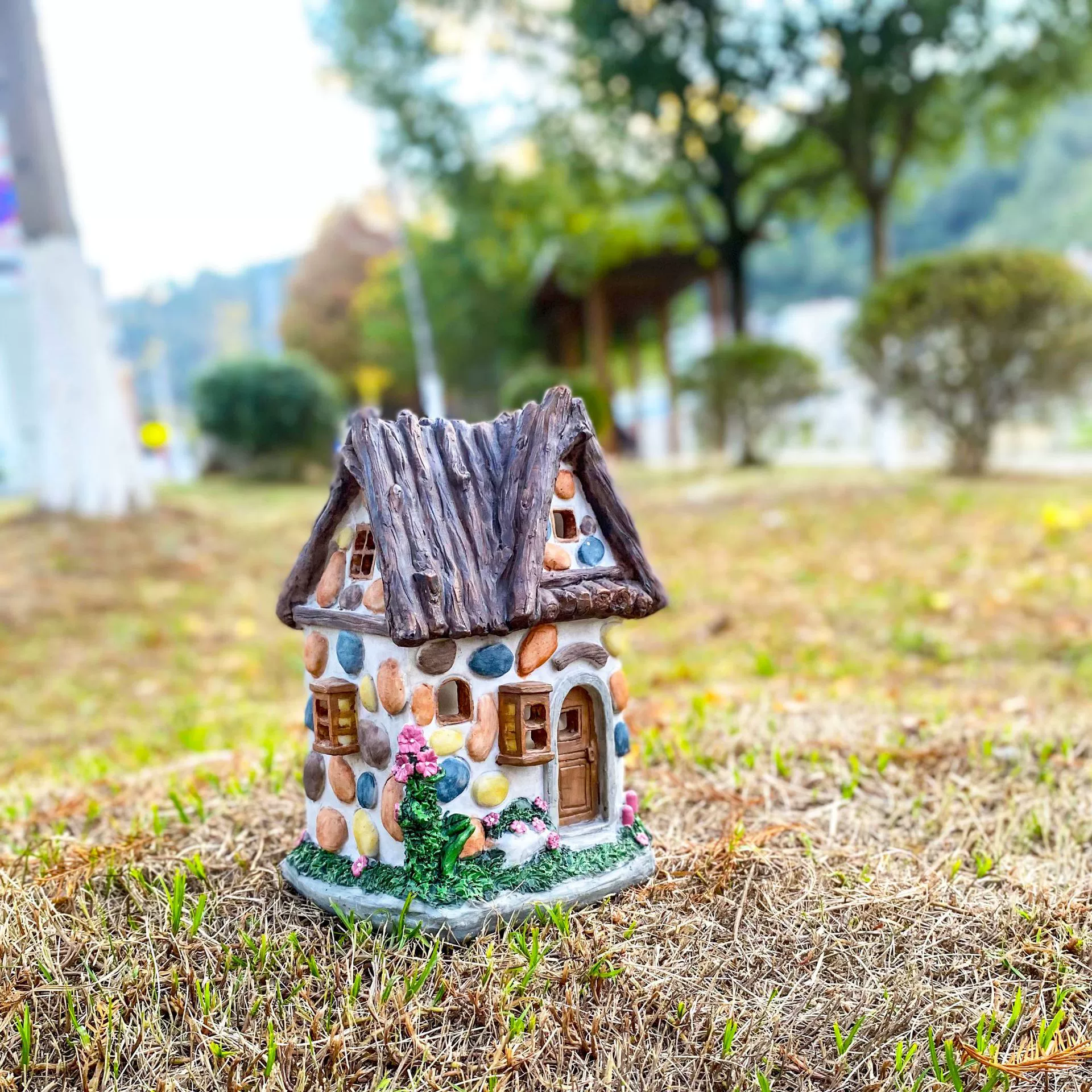 Cartoon travel bulb for gazebo solar-powered