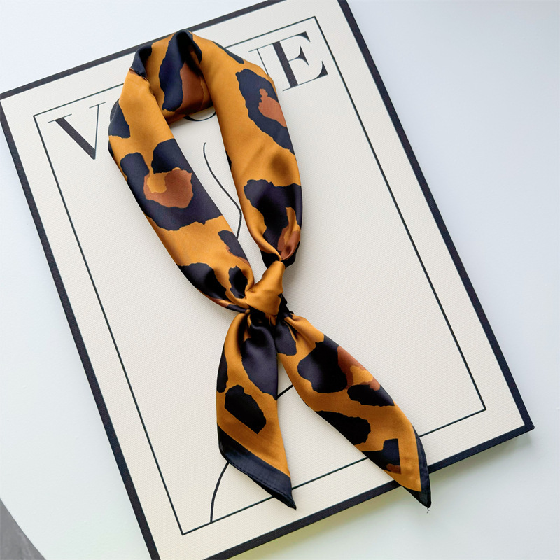 Primavera y verano nueva bufandas de impresión de letras de satén 70 × 70 bufandas de seda pequeñas bufandas cuadradas de alta calidad bufandas de estilo francés