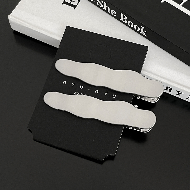 Sweet Cool Metal Hairpin Mujeres 2025 nuevo estilo de alto nivel frente fresa cabello cortado oreja lateral clips adornamiento para el cabello