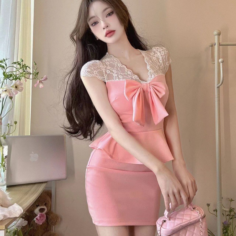 ギャルのセクシーな偽の2つのレースは腰をつないでお腹を隠します。