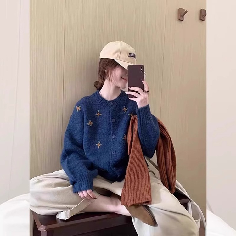 Korean Style Gray Loose Hand-Embroidered Sweater Jacket for Women in Autumn and Winter, Lazy Style Soft Waxy Knitted Cardigan for Women