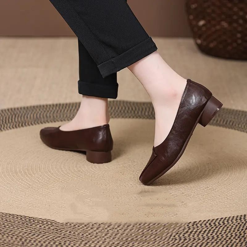 Cabeza cuadrada cómoda zapatos de talón bajo superficial 2026 nuevos zapatos de mujer primavera y verano de cuero suave zapatos de madre retro