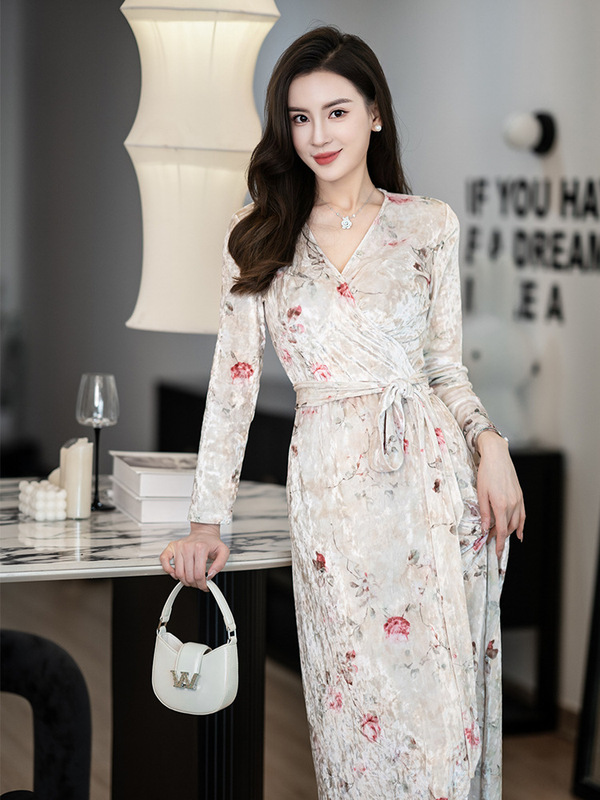 Dress 2023 autumn and winter French style light luxury slimming milky white red rose printed velvet dress goddess style wrap dress