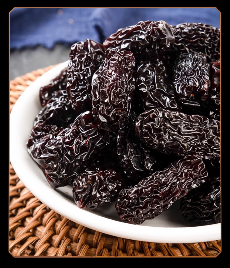 Dried Black Jujube Hei Zao 500g Ready to Eat Snack Chinese Herbal Dried Fruit in use