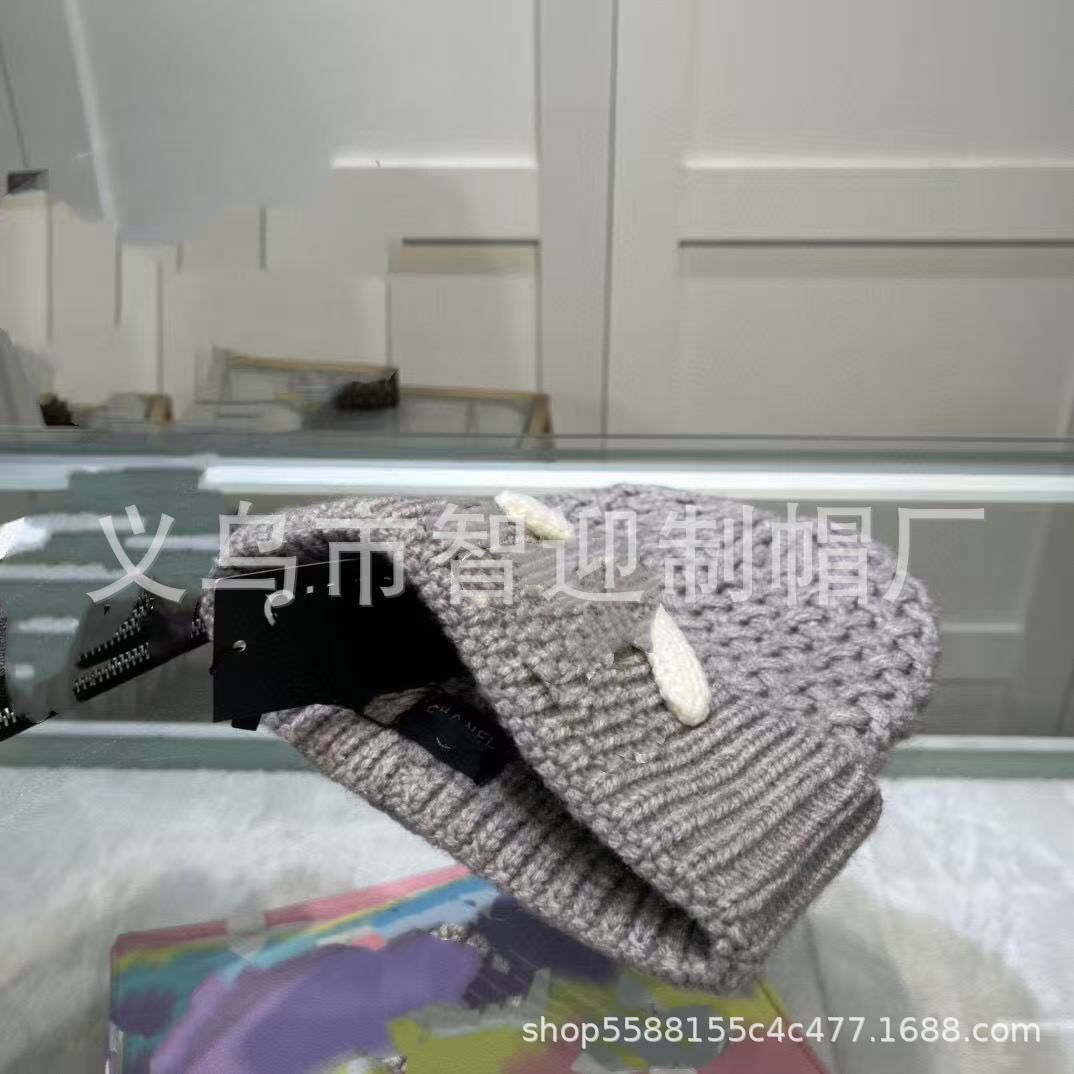 회색 바탕에 흰색 라벨