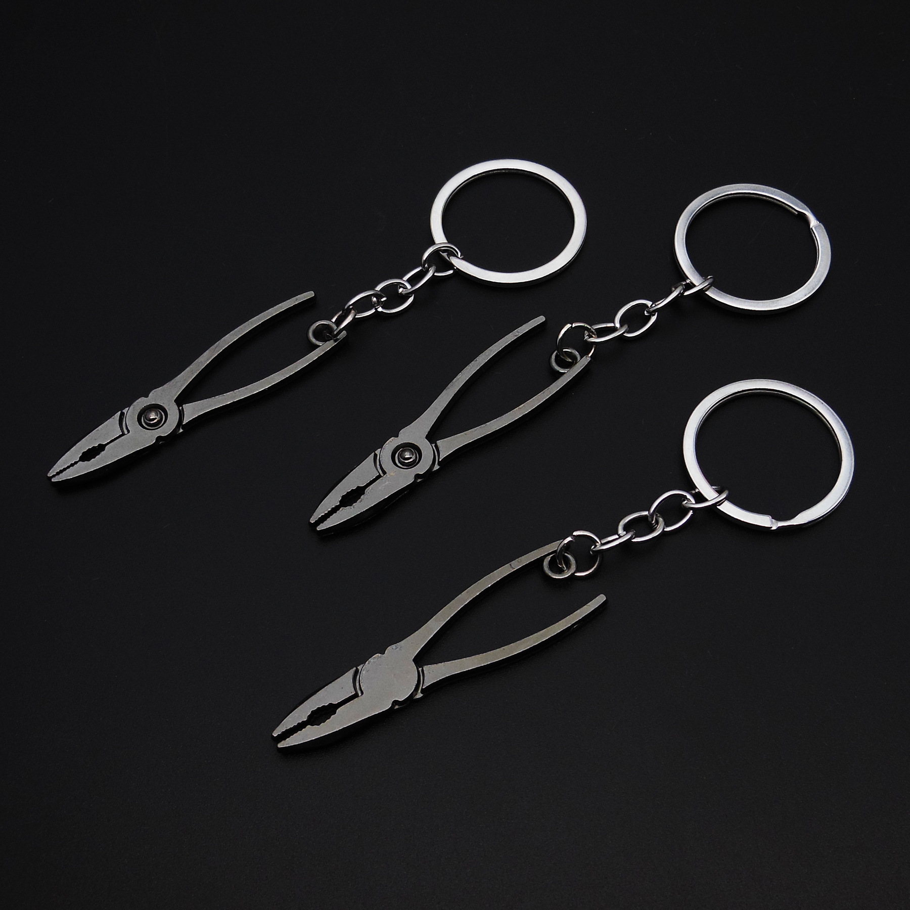 Herramienta de simulación transfronteriza llavero llave de metal creativo destornillador martillo llavero colgante coche pequeño regalo