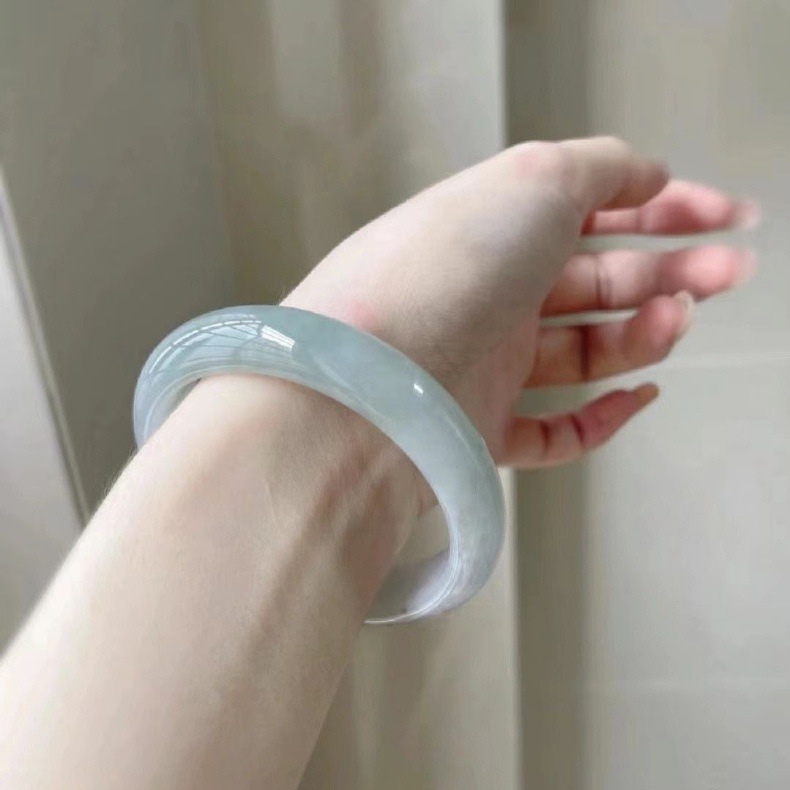 Vòng tay ngọc bích tự nhiên Lão Khanh dạng băng loại, màu xanh nhạt, size 53–62 chi tiết 1