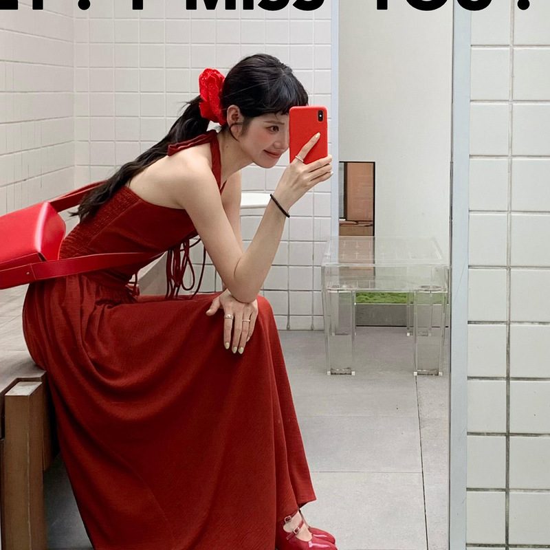 2025新款法式复古红色挂脖吊带连衣裙女夏季海边度假气质收腰长裙|undefined