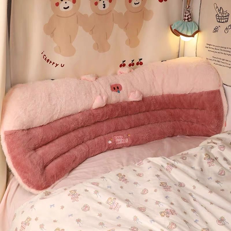 ぬいぐるみの子豚のベッドの上に柔らかいクッションがあります。|undefined