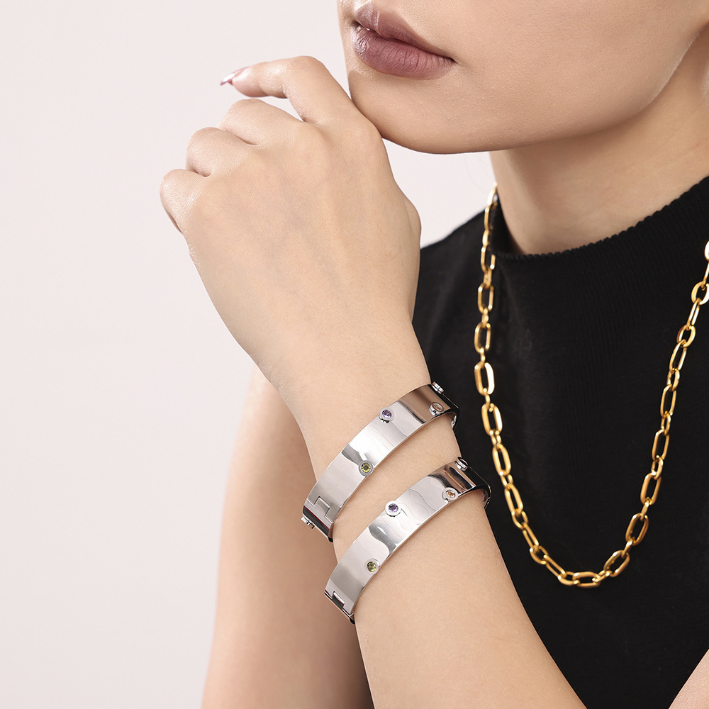 Brazalete de textura de zircón de color incrustado a mano Europa y Estados Unidos de acero inoxidable transfronterizo no desvanecido pulsera de viaje de moda