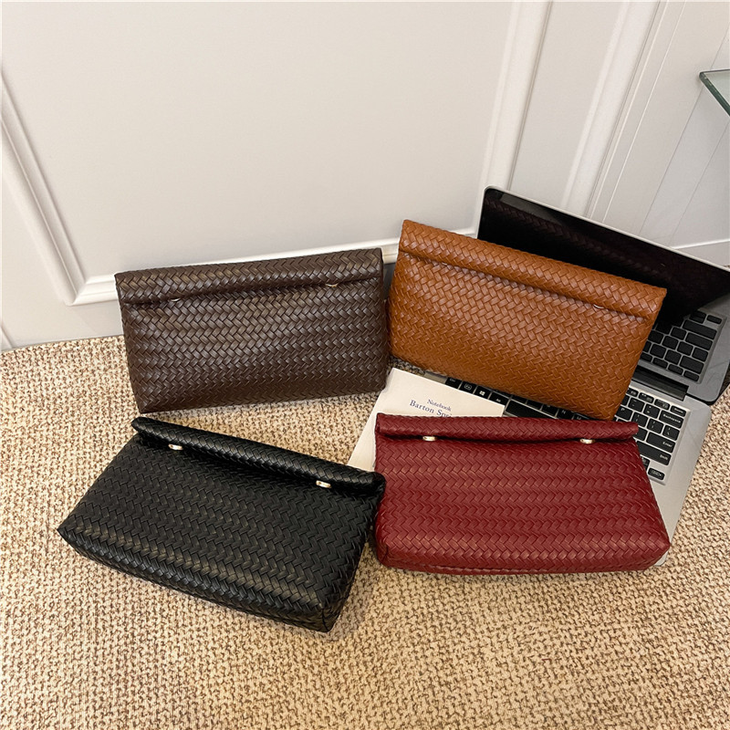 2025 otoño popular trenzado PU bolsos de muñeca bolsos de moda simple bolsos de maquillaje de gran capacidad coreana