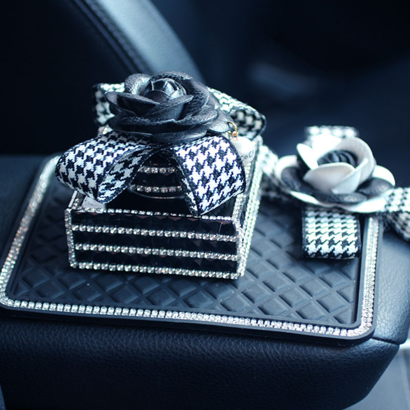 Asiento de perfume de coche Adornos de camelia de diamantes Aromaterapia de coche interior interior interior interior interior interior de pata de gallo blanco y negro consola central