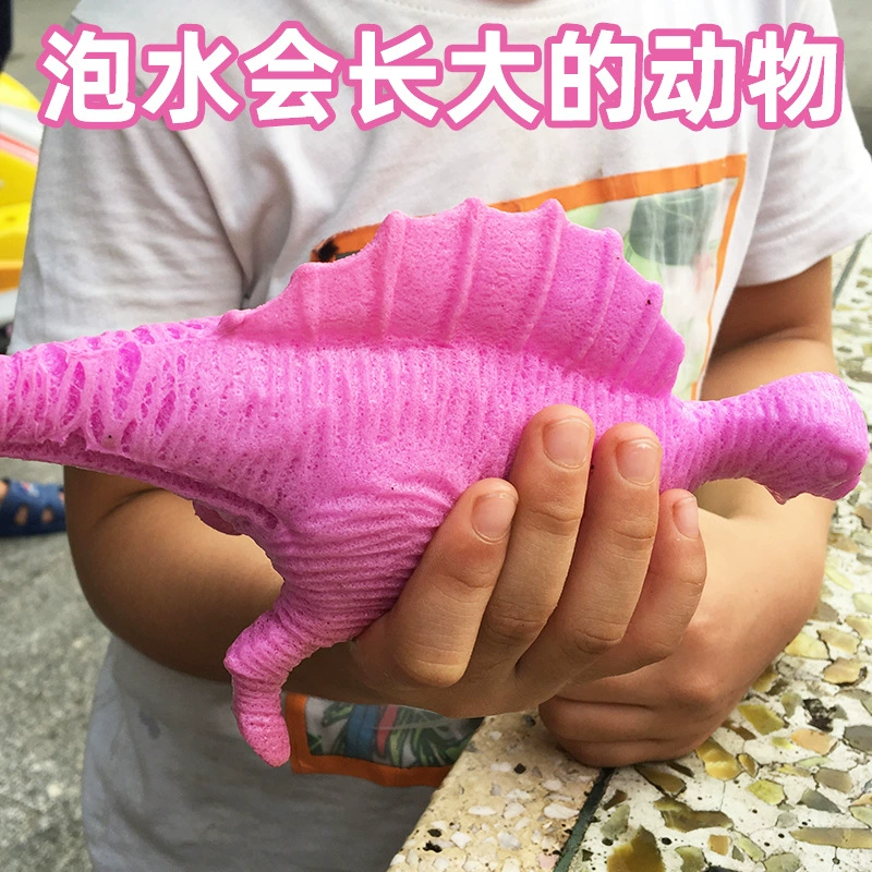 Большие животные Губка Боб замачивают в воде