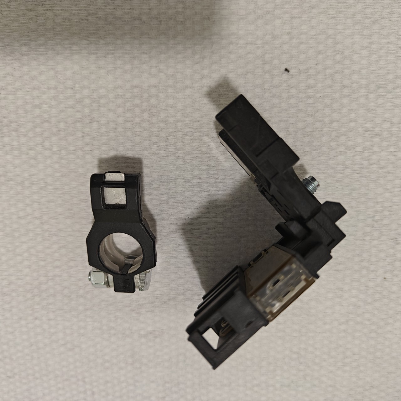 24380-79919 is suitable for Nissan series models, battery positive fuse and fuse accessories