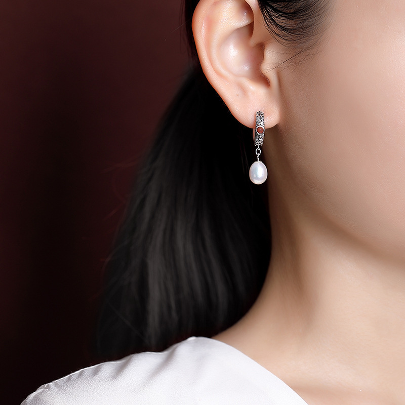 Bông tai bạc S925 đính ngọc trai nước ngọt hình hươu mây lành Ruyi rỗng khí chất — Một cặp